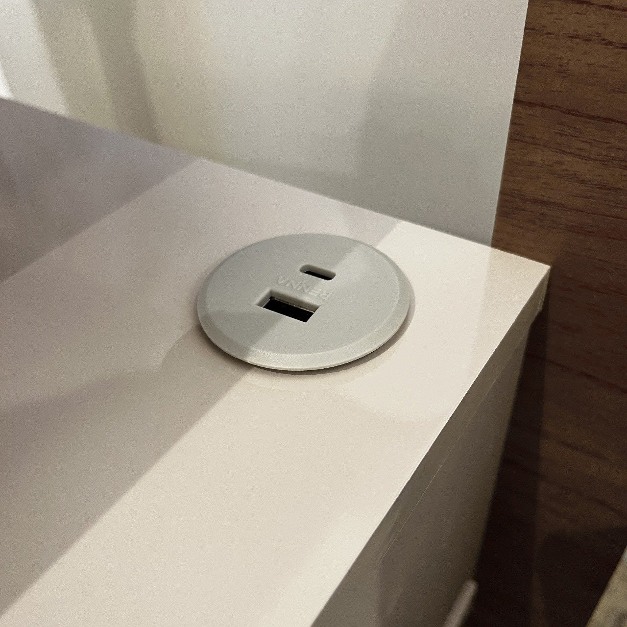 Mesa de Cabeceira Theo Com USB - Cinamomo/Off - Imagem 2